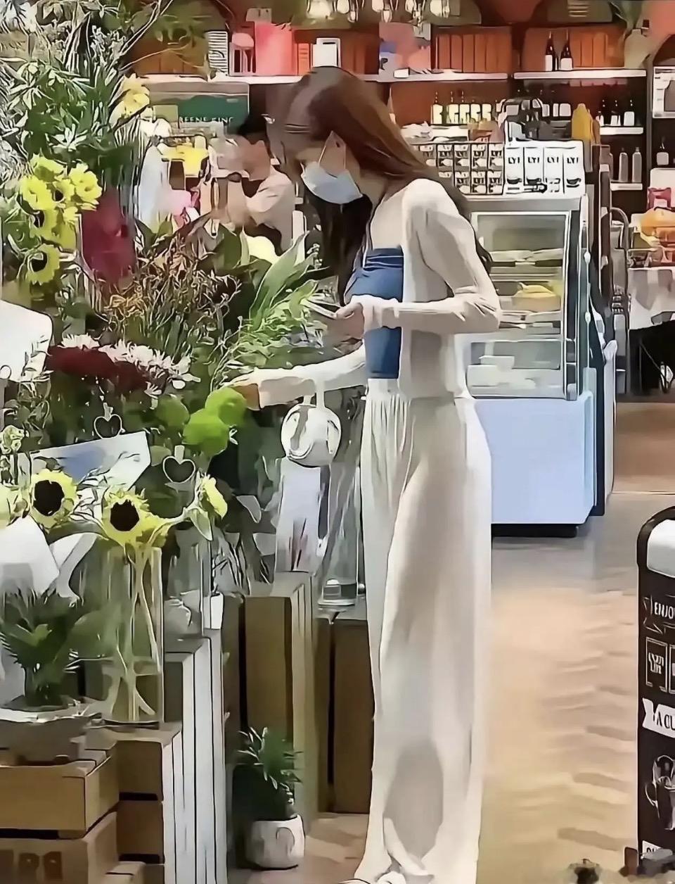 这种“透明感”，很多时候是面料特性、穿着环境和个人选择共同作用的结果，不能简单归