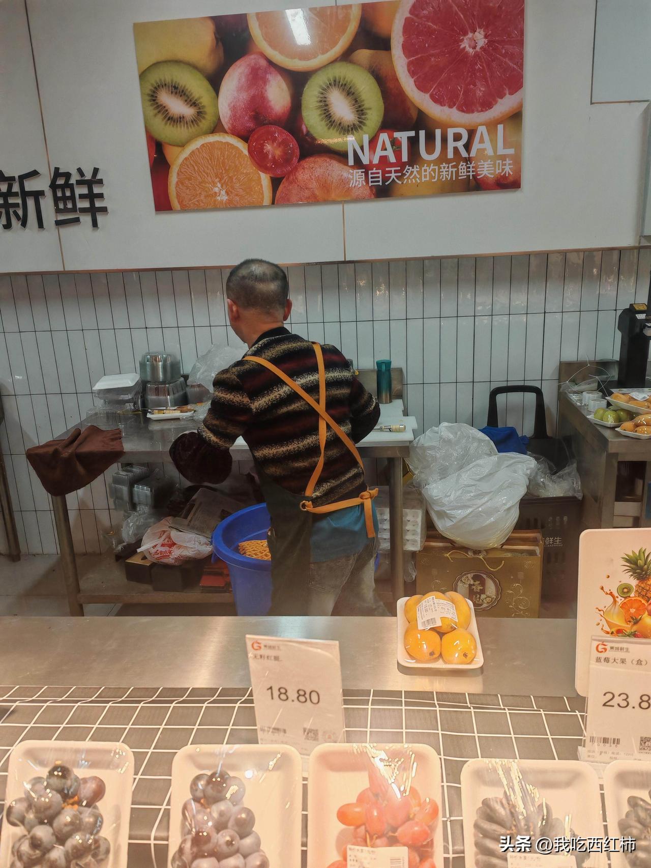 人能有多认真
在超市买了一个凤梨，这个大叔称完重后，问我要不要切成片。
我点头，