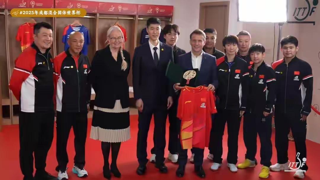 成都混团世界杯期间，法国总统马克龙访华时参与赛事互动，与国乒队员交流。王曼昱在表