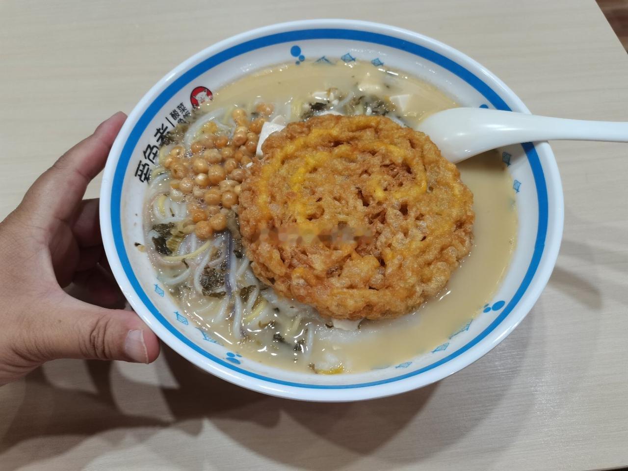 五谷粉鱼片面，加了个鸡蛋，当地叫做炸蛋[笑哭]一共十六块钱[耶]挺好吃的