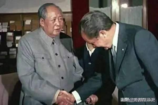 看看这是当年毛主席与美国总统尼克松会面时的画面。
从他的站姿与坐姿，以及他与毛主
