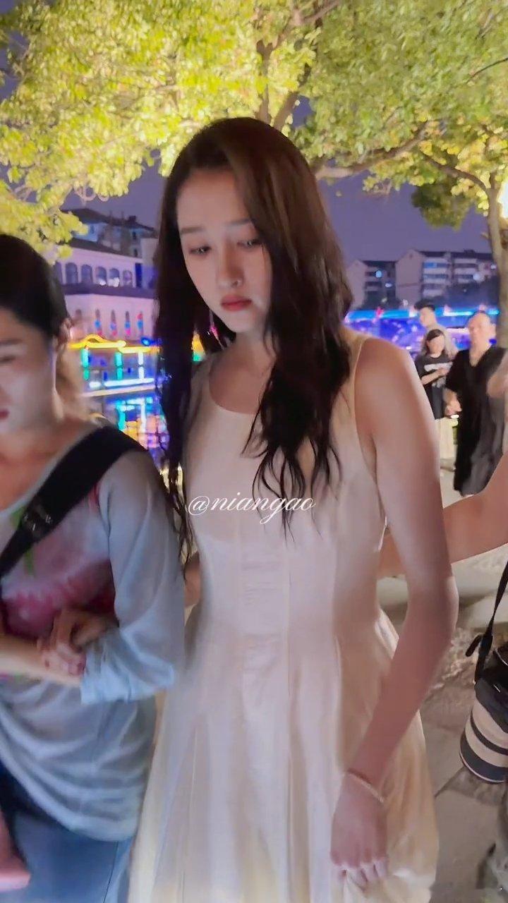 关晓彤关晓彤提醒粉丝鞋带开了关晓彤看见了没法当看不见 关晓彤完全是热心市民，看见