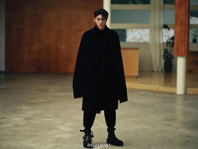 田栩宁第二章循光大片，田栩宁寻绪蛰伏，谁懂这个阿栩红衬衫皮衣look的含金量，阴