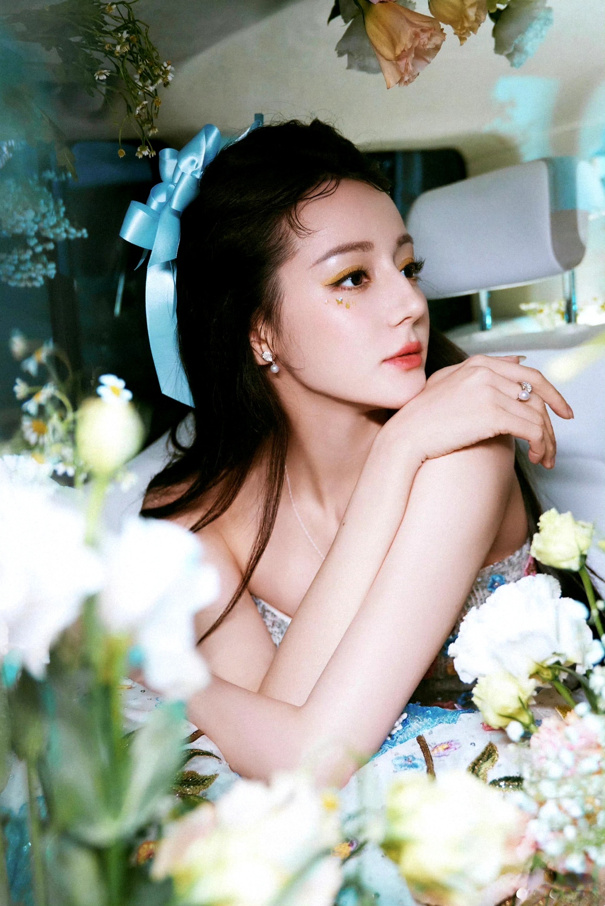 #花车上的迪丽热巴#香车配美女，热巴真是美翻啦！小伙们也要加油哦，早日买辆豪车，