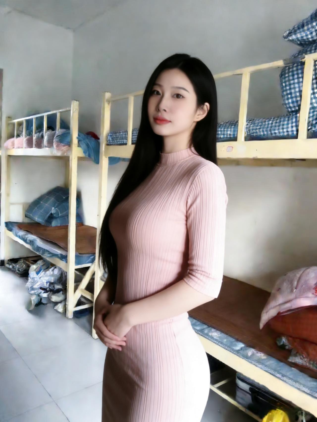 这是流水线般的房间
编号的床铺，叠好的被单
她站在中间，像被按下暂停键
粉裙的褶