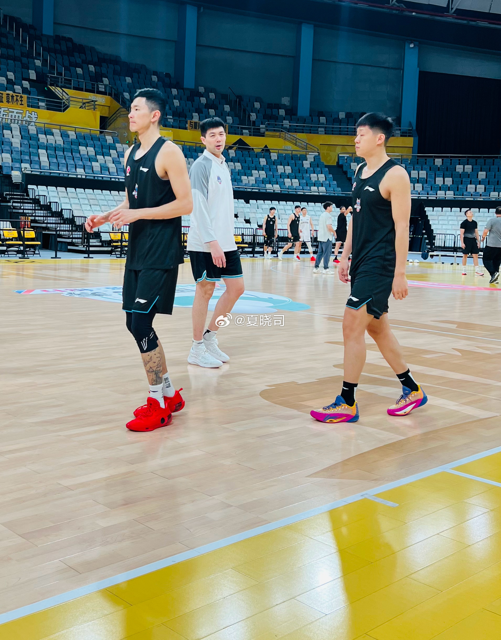 对阵浙江广厦赛前，山东男篮主帅邱彪在训练场给陈林坚和许梦君说的最多的一句话是，“
