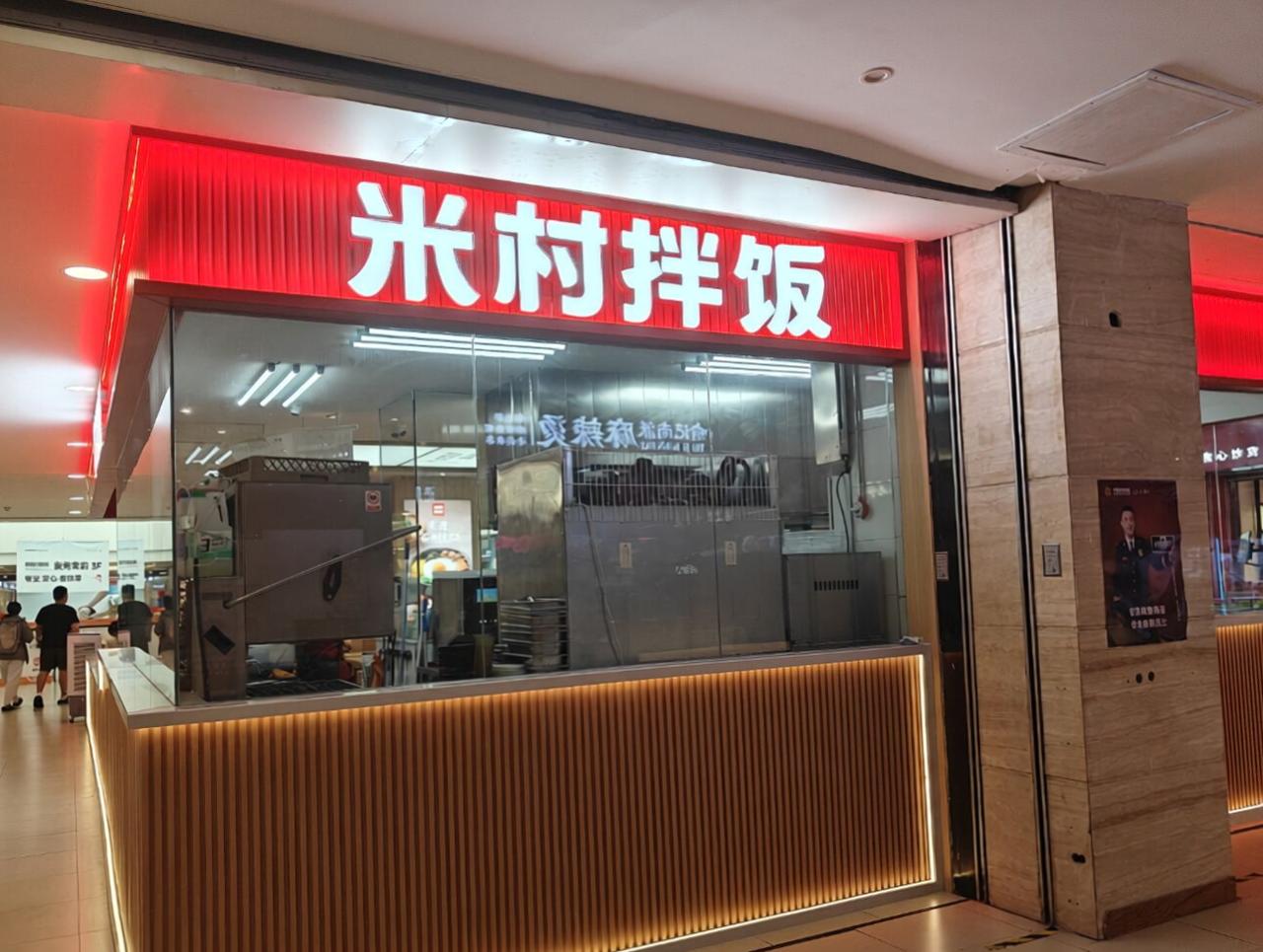 我昨天晚上跟战友老胡说，明天兄弟带你出去改善伙食去。
​老胡说咋个改善法？
​我
