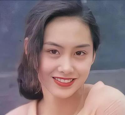 1998年，黄贯中表白朱茵，朱茵同意了，但她提出一个要求:“只谈恋爱，不同房！”