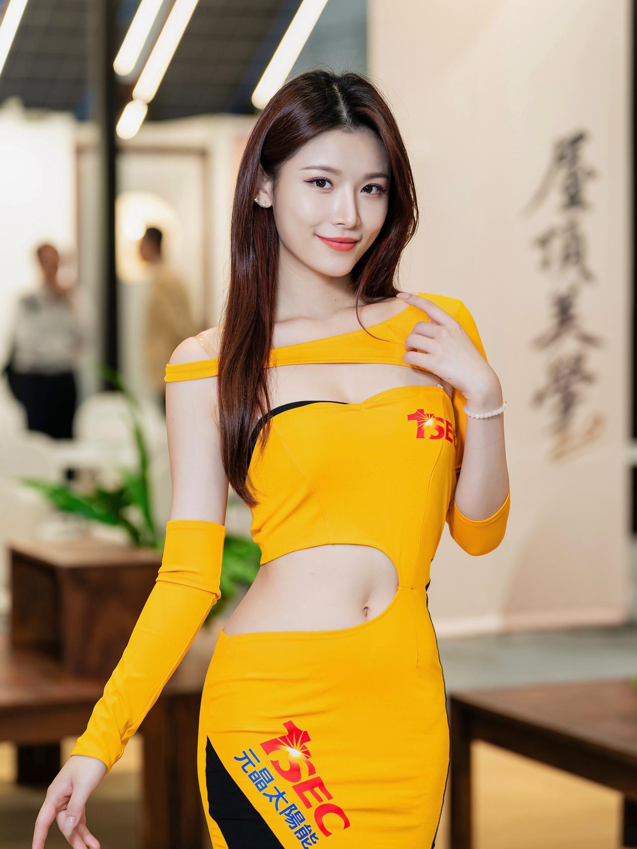 台湾省模特画报，火辣身材的甜美姐姐！
陳怡如Carrie