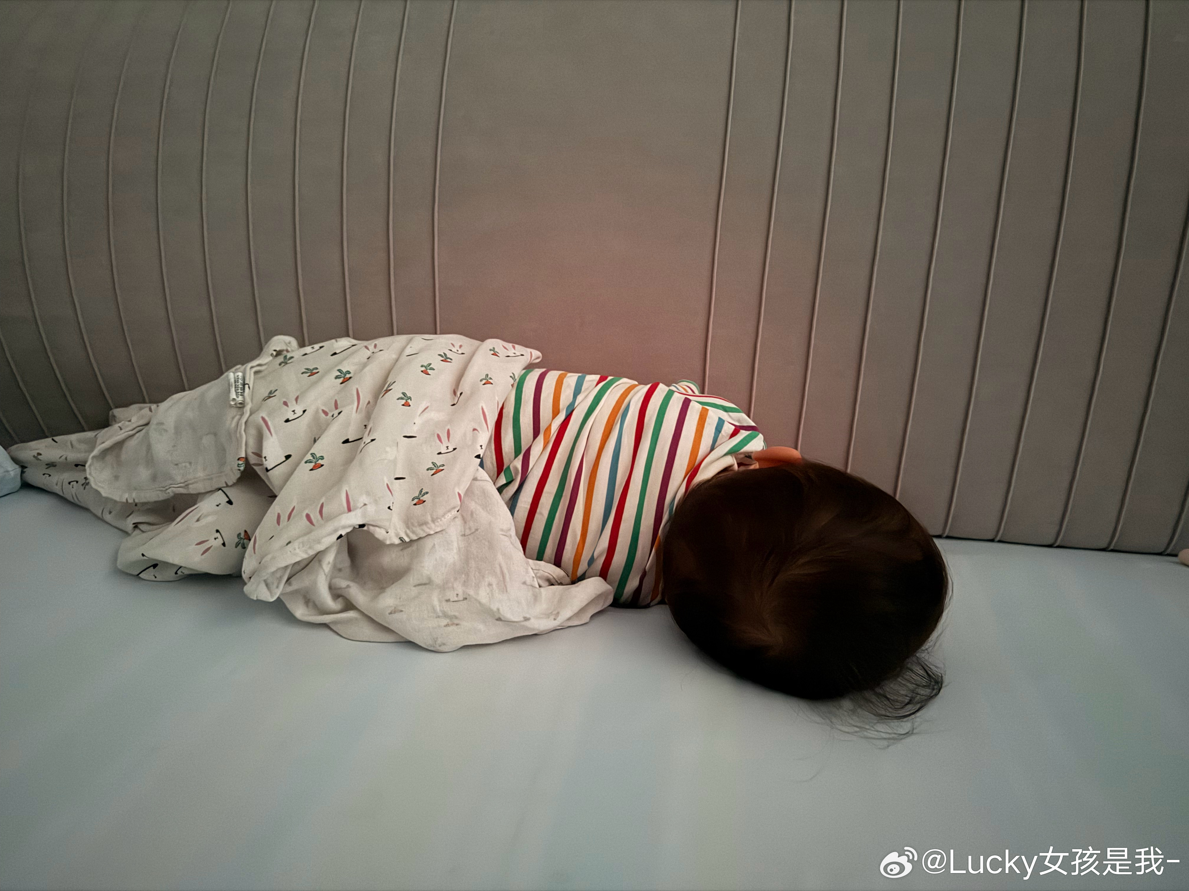 十点四十睡醒了，睡醒就不愿意坐着，就想让抱着或者自己躺。昨晚八点拉一次肚子，九点