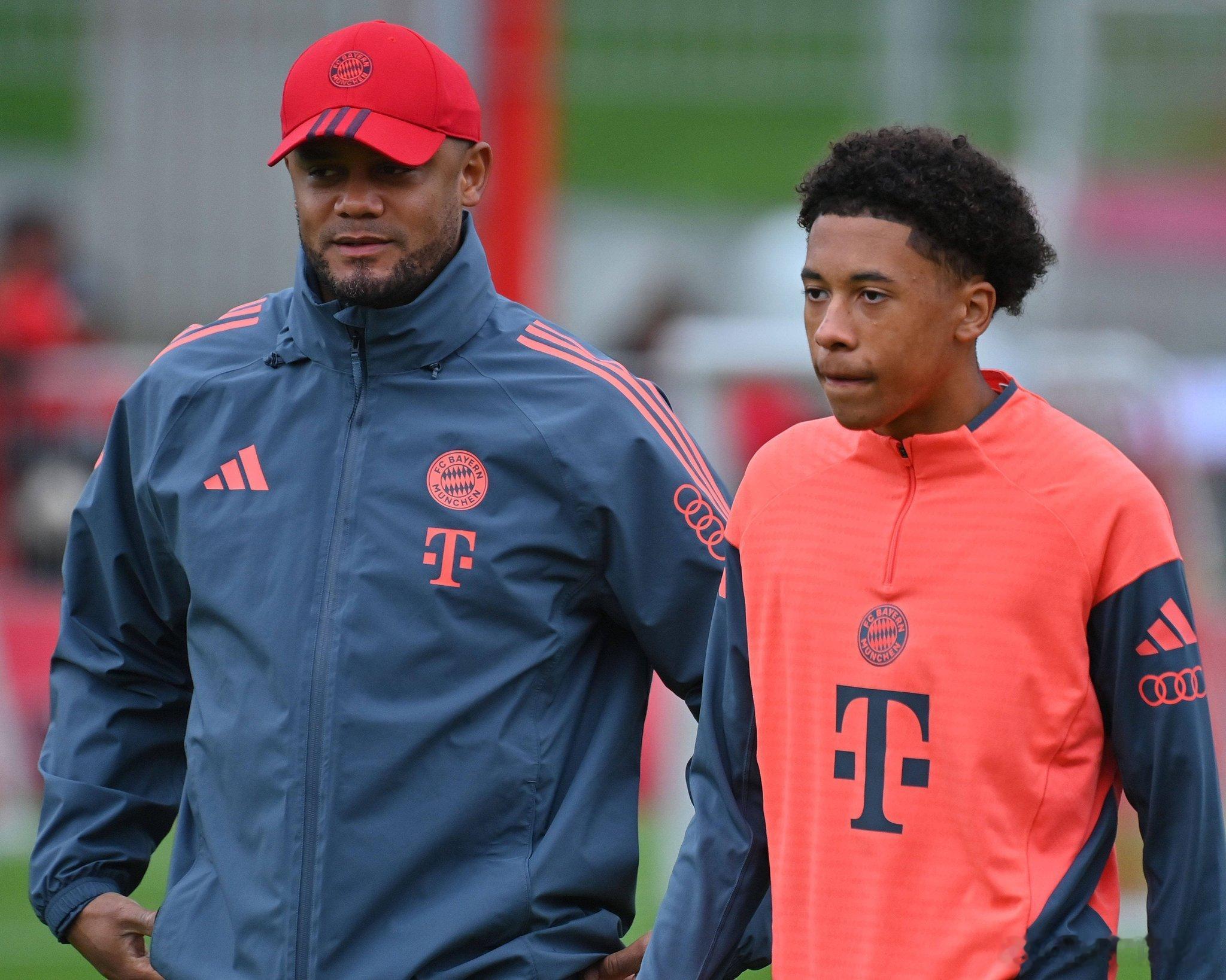 🚨卡西亞諾·基亞拉的父親週五飛往倫敦，與切爾西和曼城進行洽談。經紀人豪爾赫·門