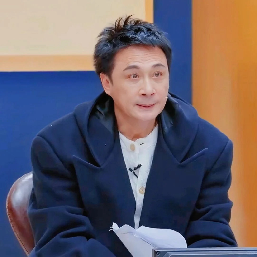 吴镇宇我教他什么好呢无限超越班 吴镇宇那个“我教他什么好呢”的表情，翻译过来就是