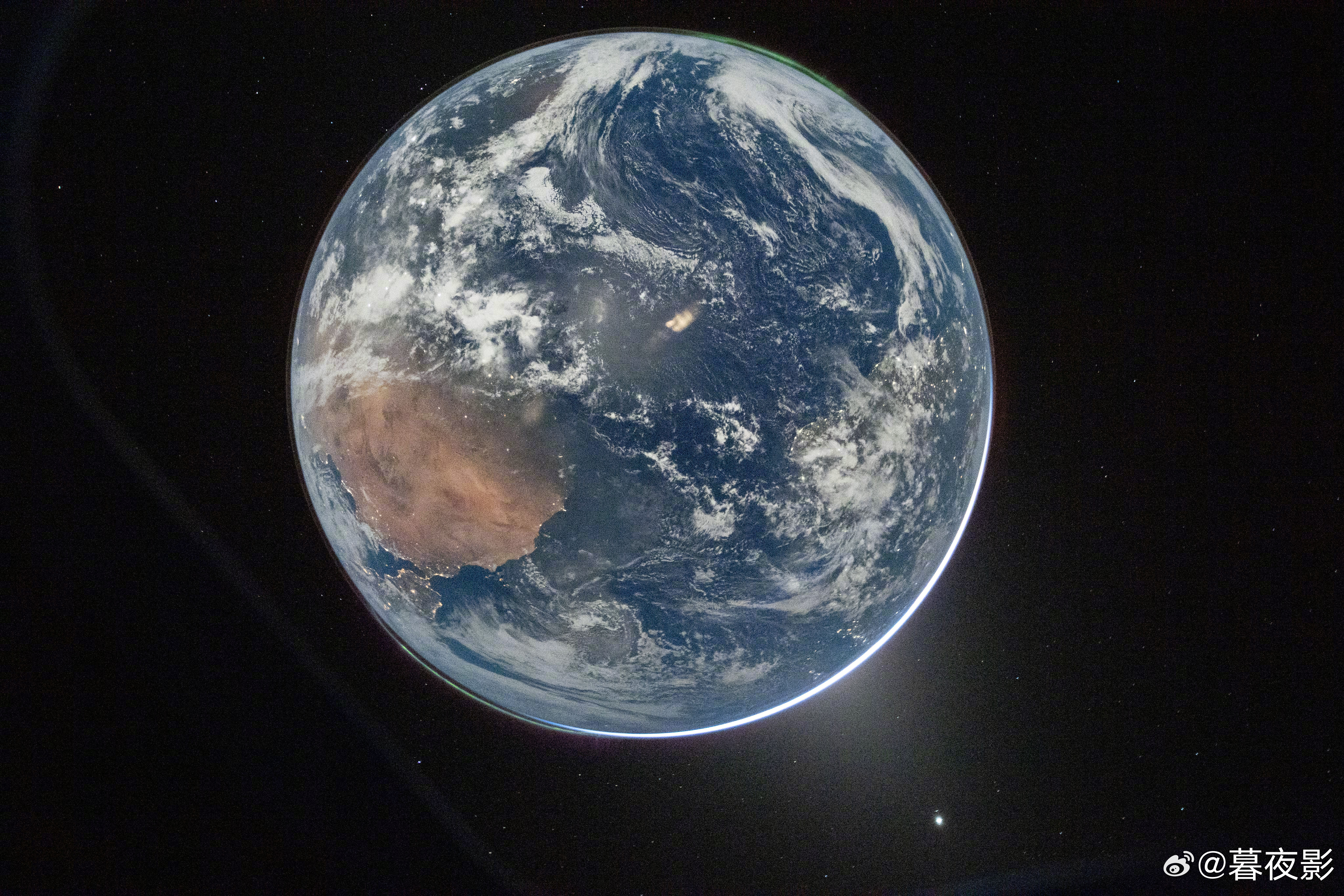 NASA刚刚发布阿尔忒弥斯2号拍摄的地球照片极清美图大赏！这是NASA宇航员、阿