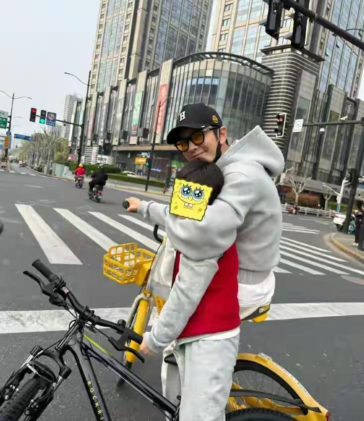 黄晓明，
卸去明星的身份，做为一名父亲慢慢陪伴孩子成长，清明节好天气，陪儿子一起