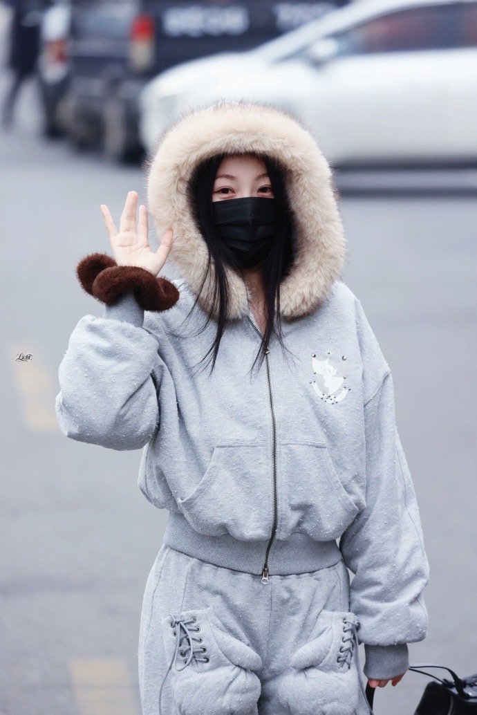 虞书欣全灰look虞书欣辣妹变酷妹  虞书欣云初今日份云初令上班look，全灰运