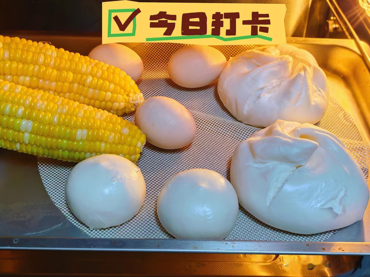 早上起来打了番茄汁，一锅蒸了叉烧包奶黄包、鸡蛋、玉米，还有南瓜
昨天跟某小孩说好