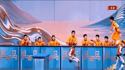 春晚那个耍棍的机器人，真不是特效。它手里的棍子要是换成铁的，一棍子能把你的车窗敲
