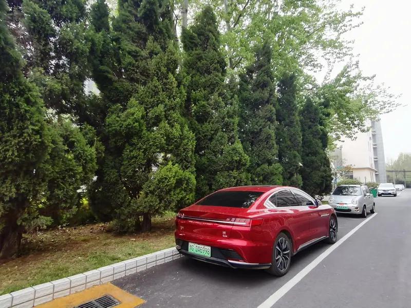 想买电车，比亚迪汉真的值得入手。外观和内饰设计超有豪华感，开在路上回头率超高。性