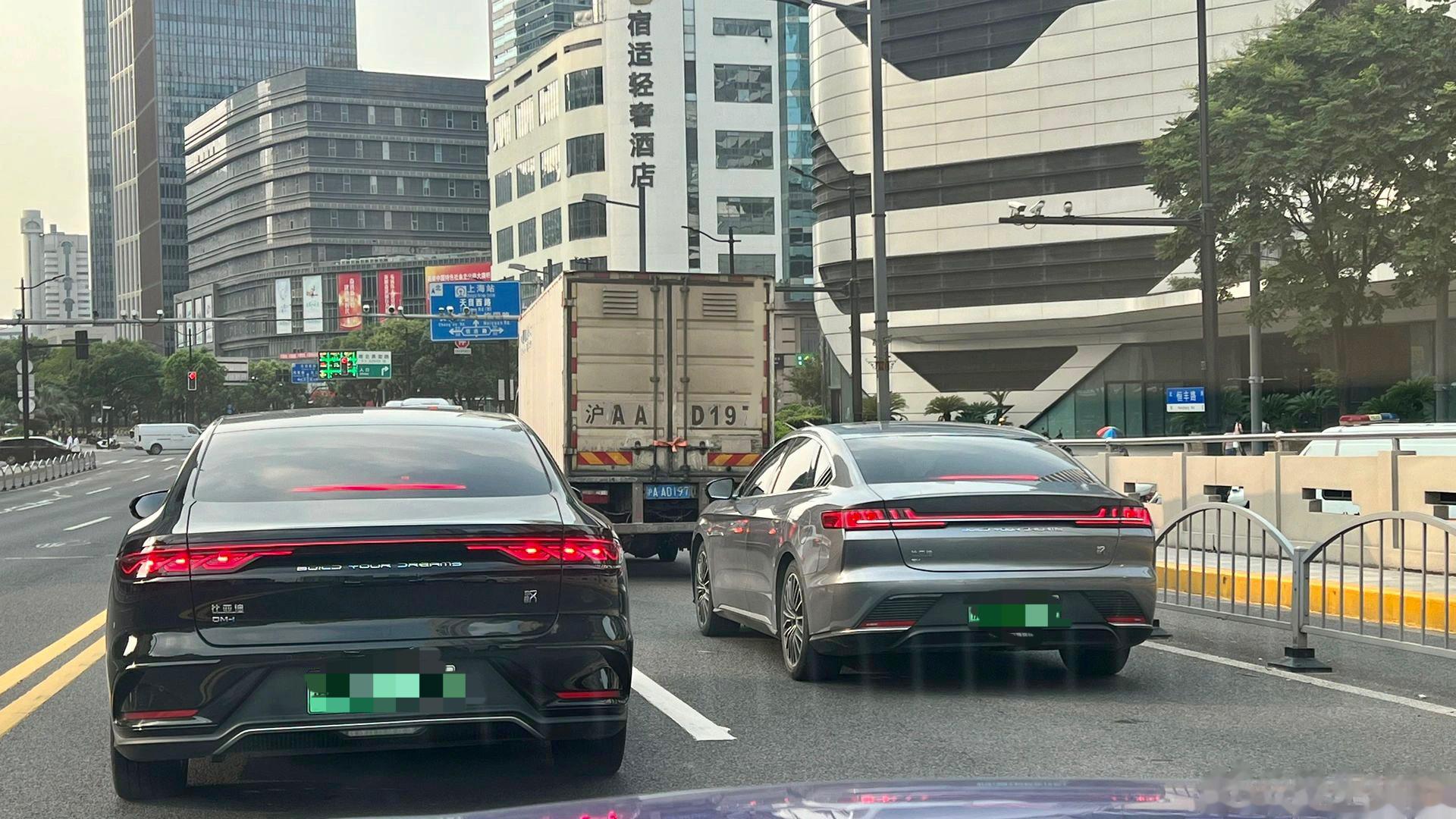新汉和老汉，个人觉得新款屁股变得圆润了，但是确实颜值提升。#比亚迪汉# ​​​