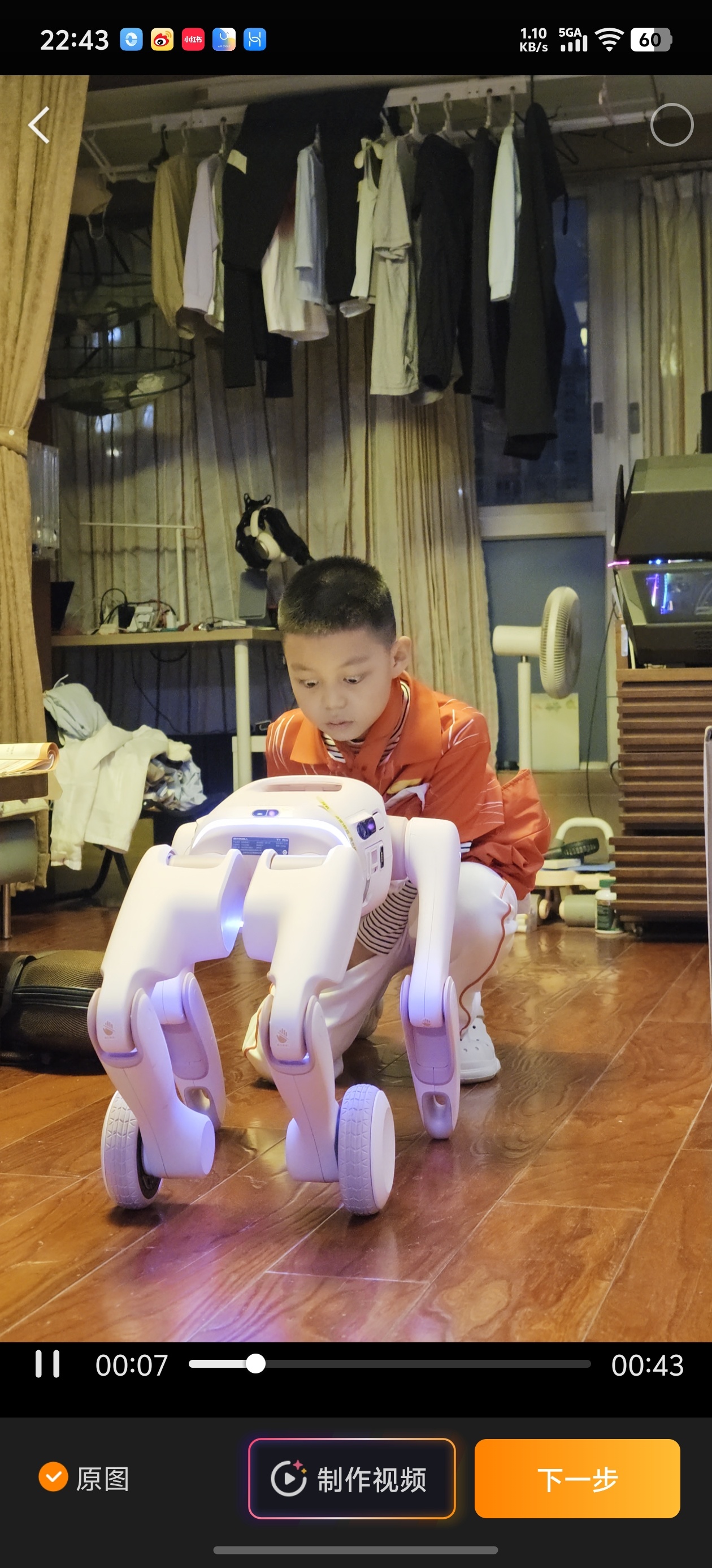 俩娃和元仔玩得不亦乐乎，一个跟机器人比赛出脑筋急转弯，自己出的题被秒答，机器人出