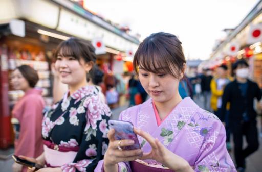 中国由于去日本航班取消，在日本旅游的人回不来。这个一点都不用可怜他们，上海不是有