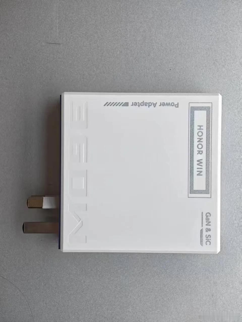 荣耀WIN 360W氮化镓适配器，最近悄咪咪上了个白色款。配浅色笔记本，清爽感直