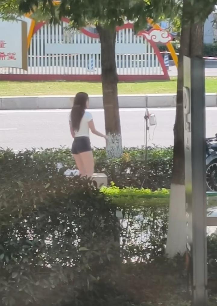 大热天姑娘直播跳的非常卖力！每一行都不容易！只要认真努力都值得被尊重！