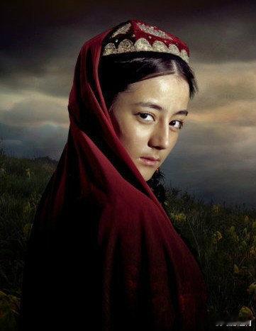 迪丽热巴阿娜尔罕五一工程奖出道第一部央视剧，就获奖五个一工程奖了，迪丽热巴不愧是