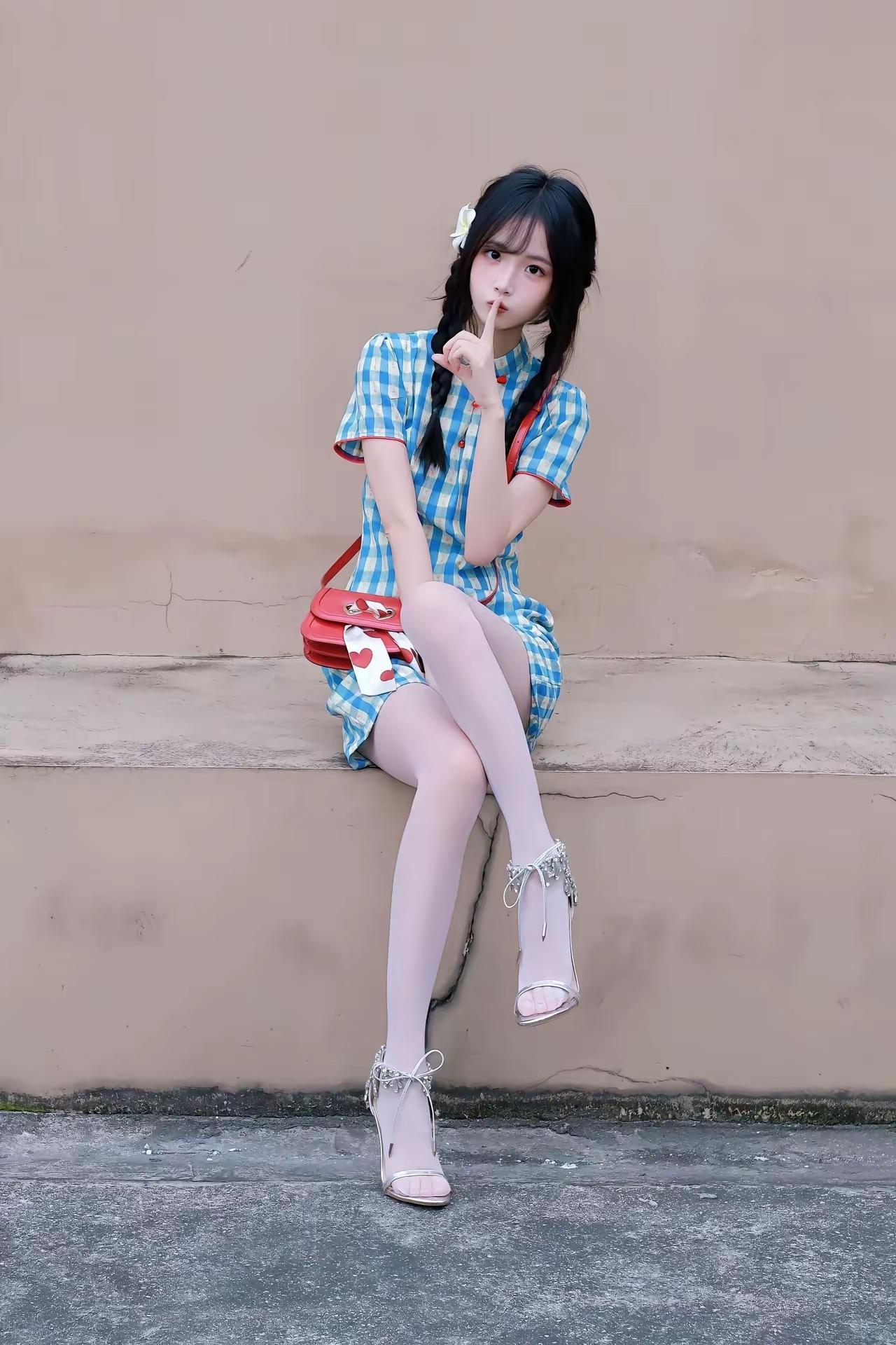 甜美少女风，蓝白格子裙搭配粉色高跟鞋，俏皮可爱！💕👗👠