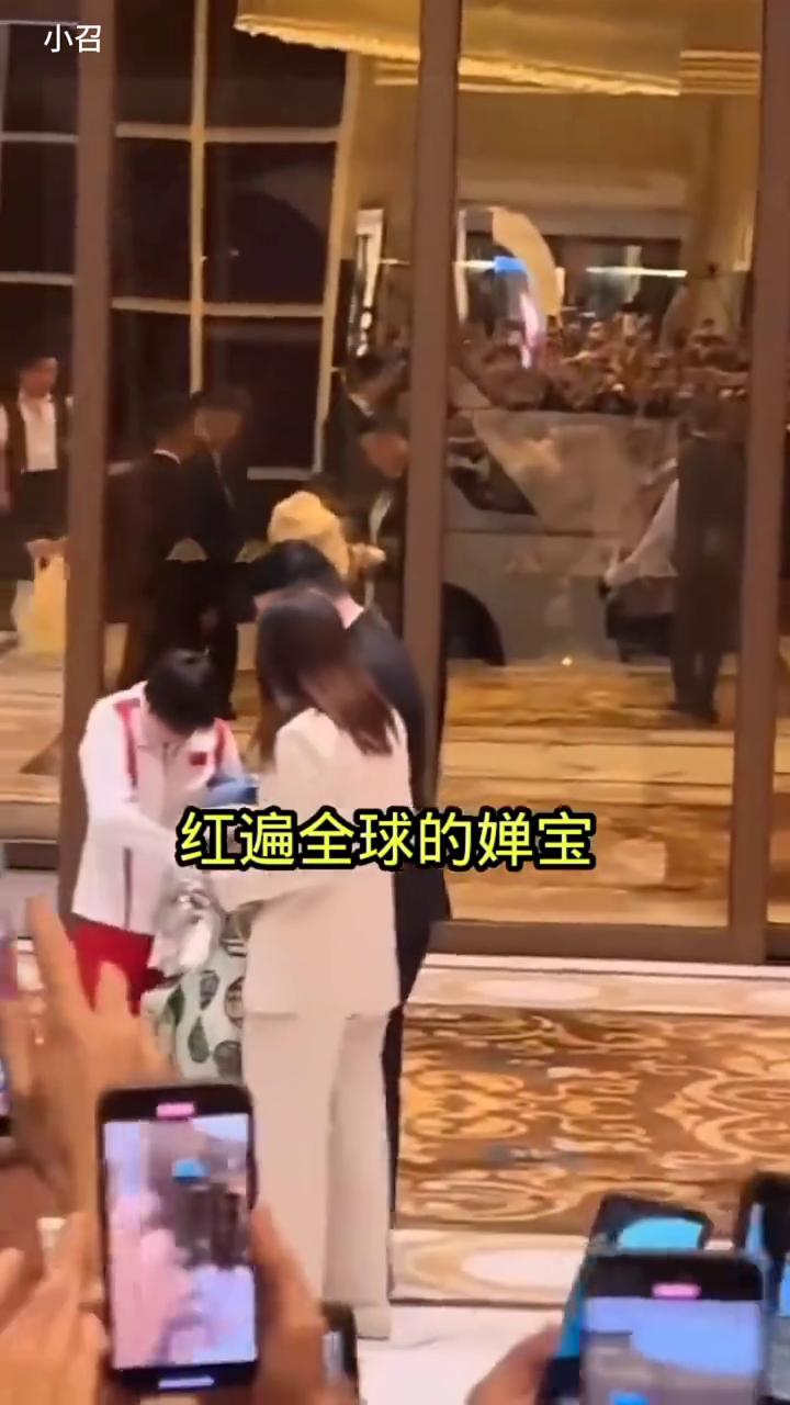 红遍全球的婵宝。
你到底是谁？你怎么有这么大的能量能把这个世界搅得天翻地覆的能量