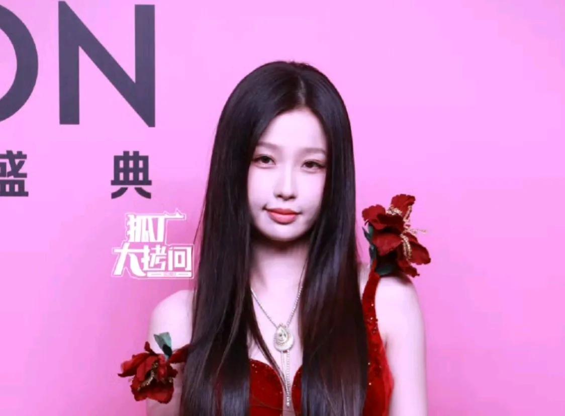 同一场活动，虞书欣，鞠婧祎。
老潘财商扒明白虞书欣发家史，这货低调了很多。
比黄