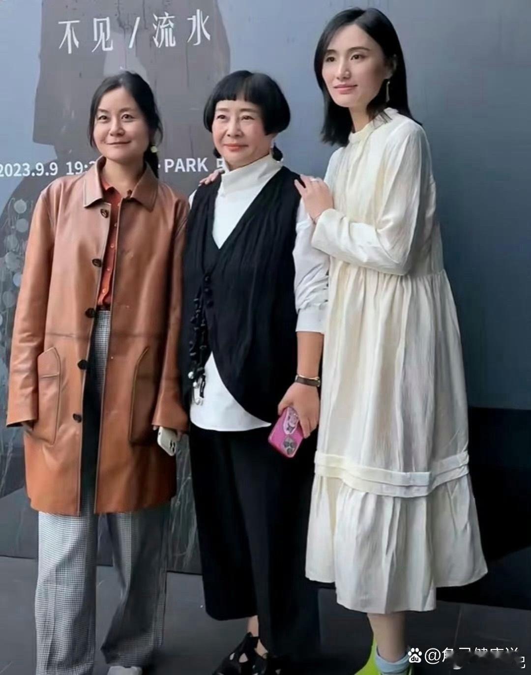 李亚鹏的妻子海哈金喜以前是模特，她穿白色长裙配嫩绿雨鞋和堆口袜，看起来既时尚又俏