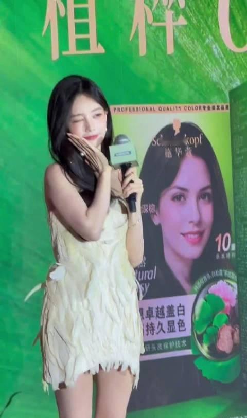 李一桐今日品牌线下活动 妈妈我好像看见天使了🥹
好会饭撒的姐姐[哇]
cr.l