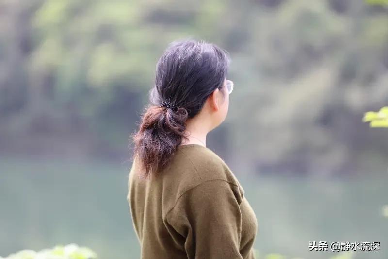中年女人的通病，提不起兴致，藏不住委屈
人至中年，仿佛对一切都失了兴趣。想寻个可
