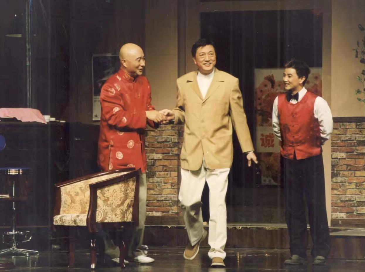 作为同龄老友，曾经一起并肩排练话剧《托儿》《阿斗》的画面历历在目。舞台上的他，始