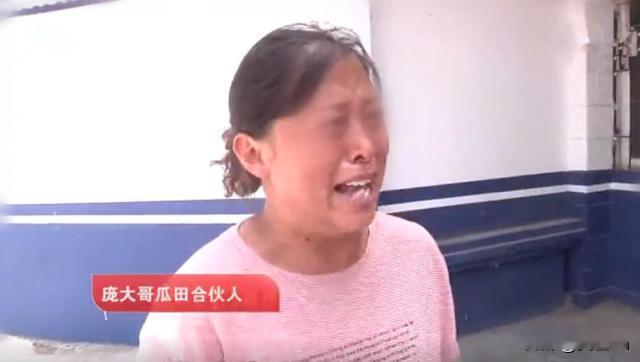 河南，大妈开着三轮车去偷西瓜，被瓜农发现后，大妈赶紧逃跑，却擦破膝盖，之后反而报