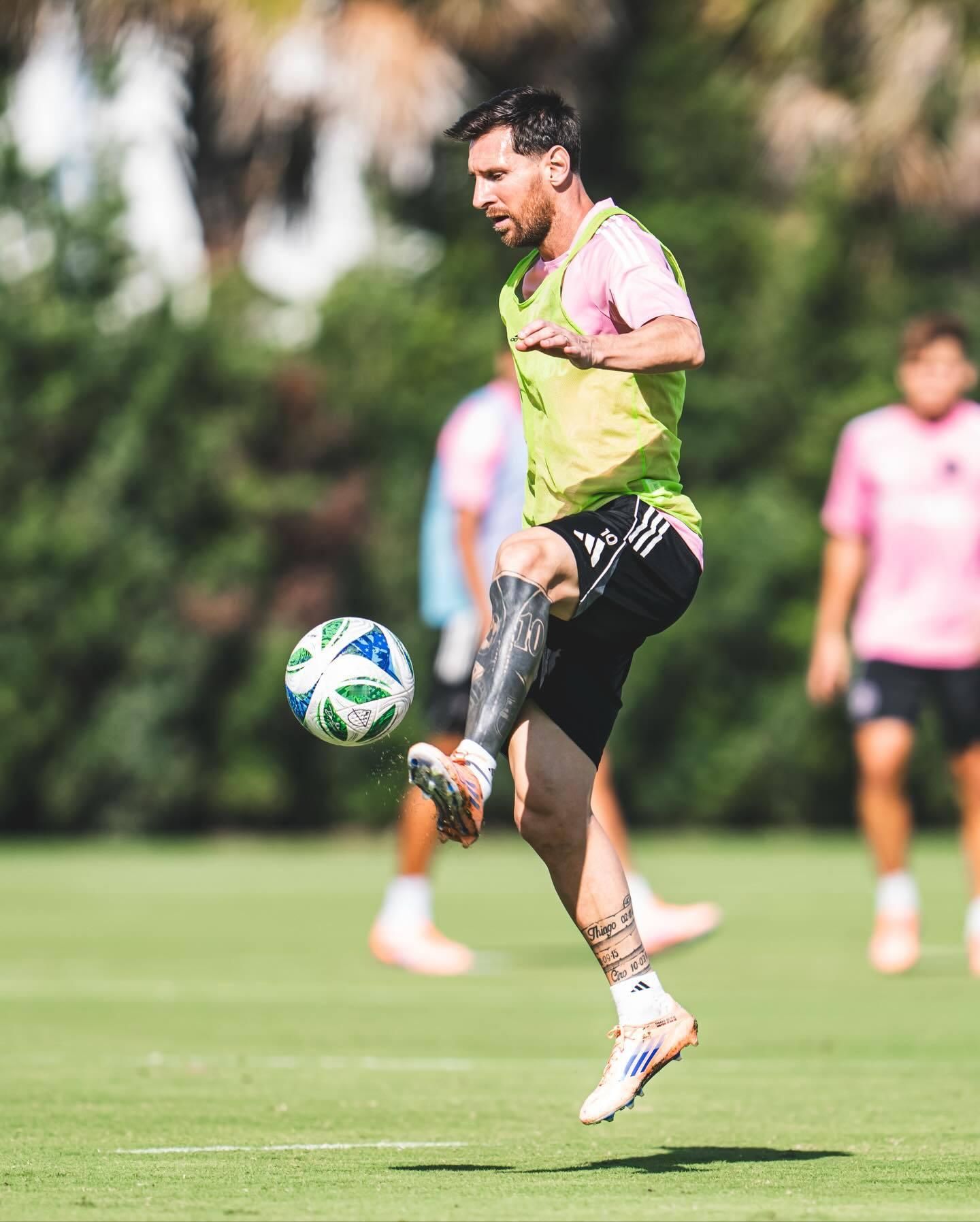 迈阿密国际官方更新球队训练照：聚焦周日👀✈️