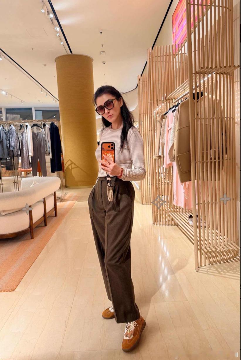 看完浪姐考古咱们大vocal徐洁儿中，发现姐姐的手机壳还挺好看的，识图发现原来是