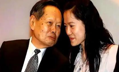 翁帆搬出清华园了，没争没抢，也没留下一儿半女。她就这么平静地带上老妈和侄女，跑去