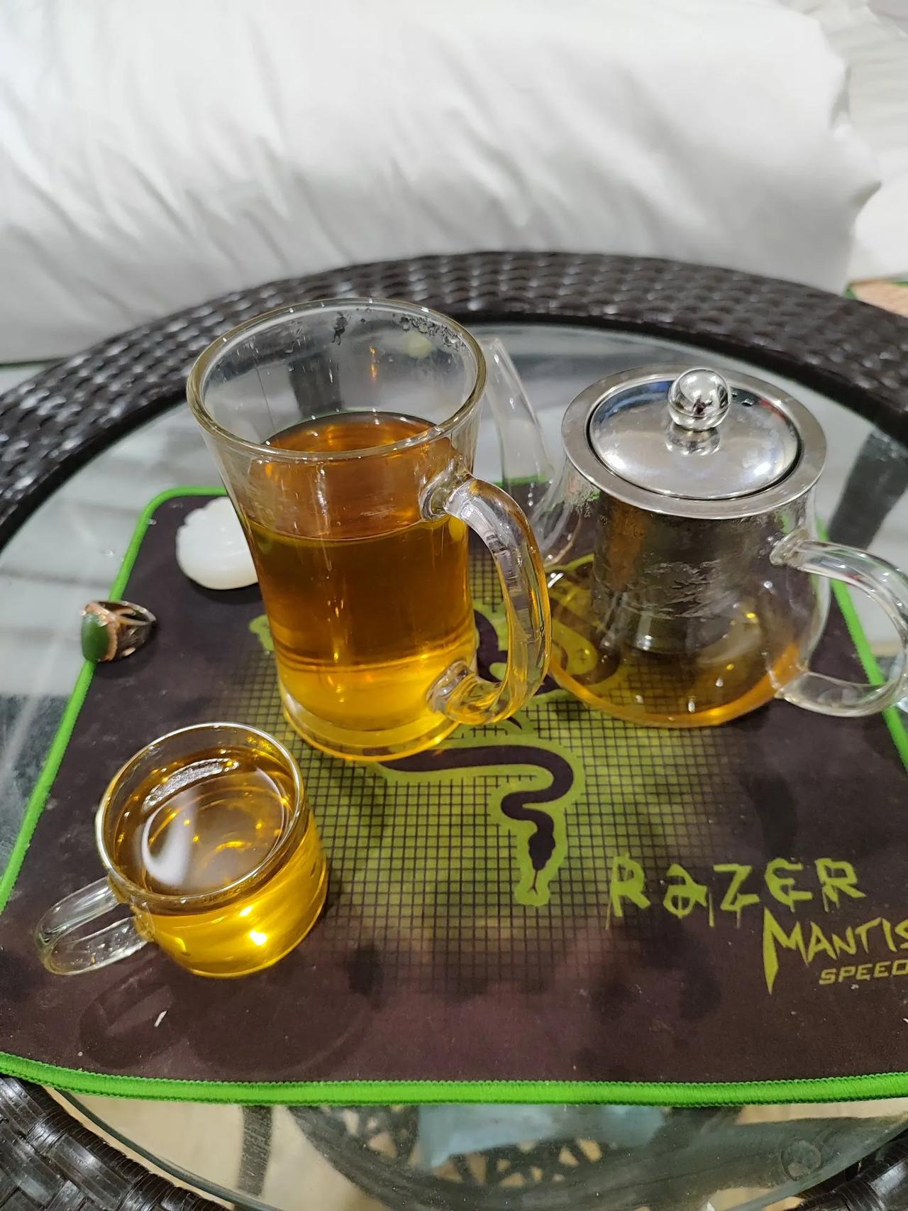 清晨品金毫，窗外暮渐消。
一时静悠然，何来风雪飘？