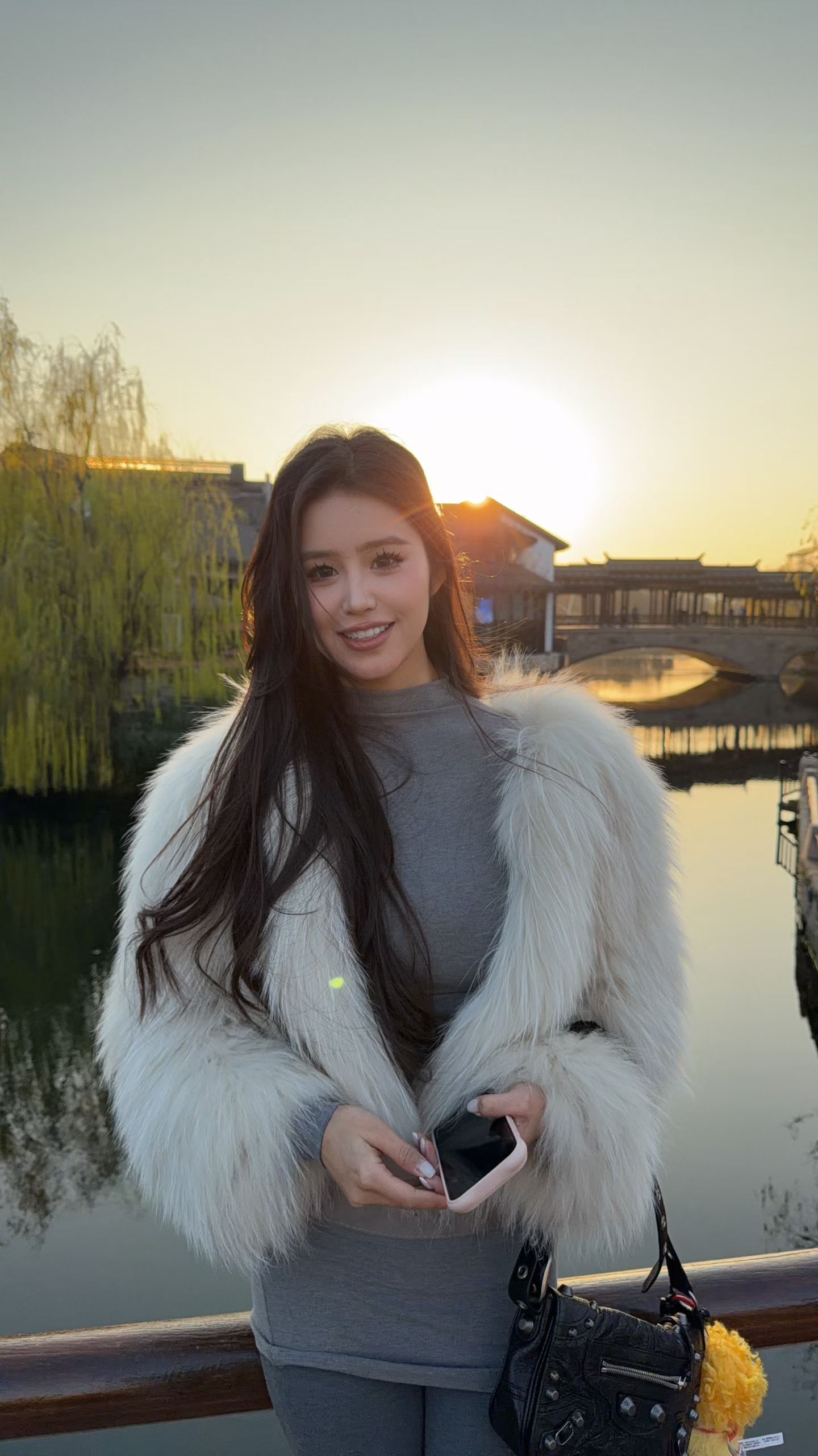 演绎女嘉宾的美是我们的本分。 