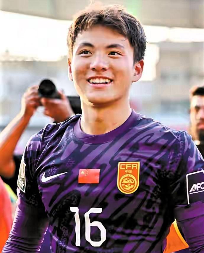 一、核心优势与机遇
 
- 年龄红利：21岁（2004年生），上升期长；颜骏凌（