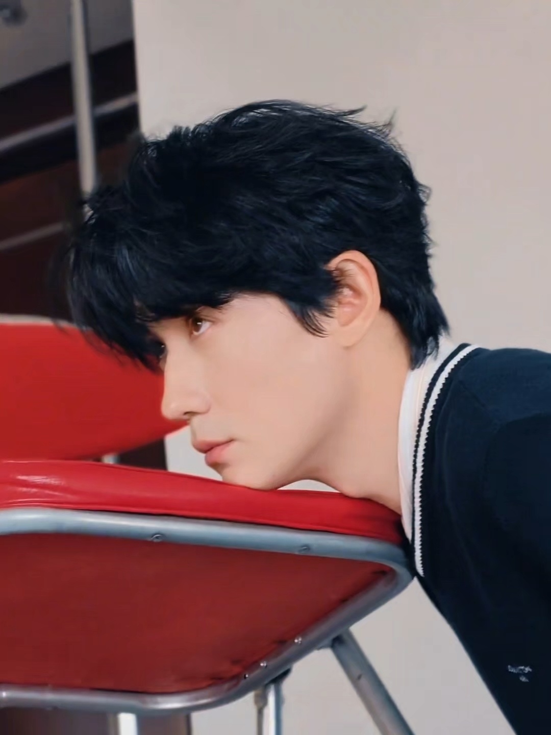 朱一龙 谁能抵挡朱一龙的卷毛造型！慵懒卷发衬得五官愈发柔和，少年感漫溢，温柔又清