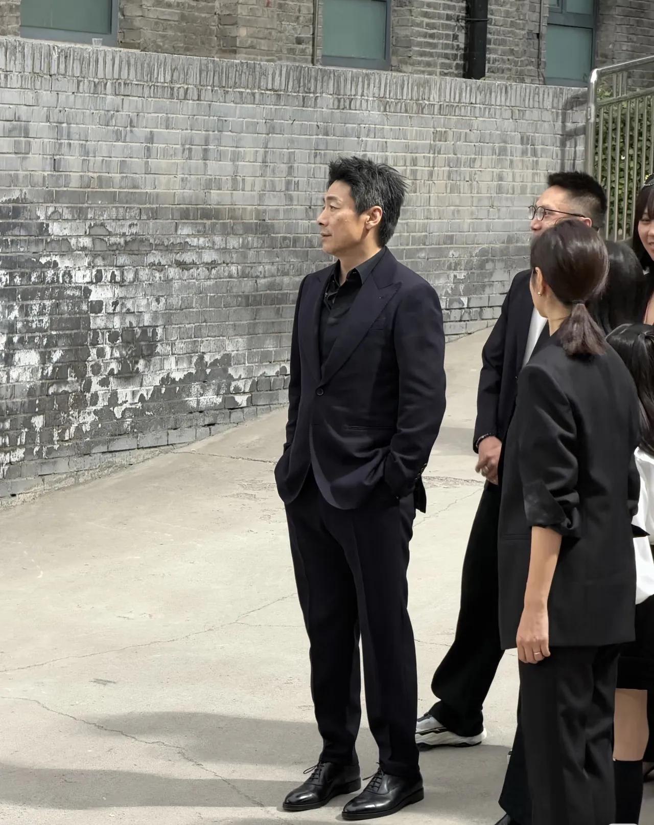 娱乐圈里最帅的人
你们认识吗？
他的一生板正，就算是黄晓明、黄磊来了都是甘拜下风