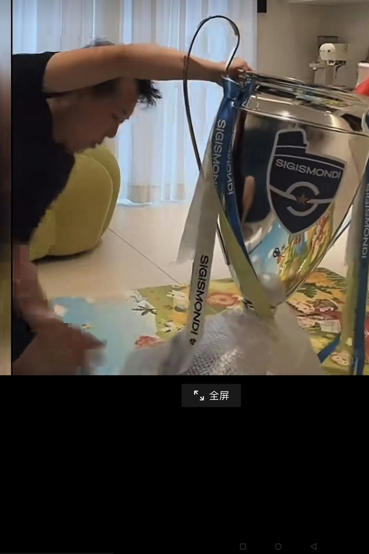 中国足球小将获得的冠军奖杯明天要回国了！
看看温州王老板及妻子今天从意大利发回的