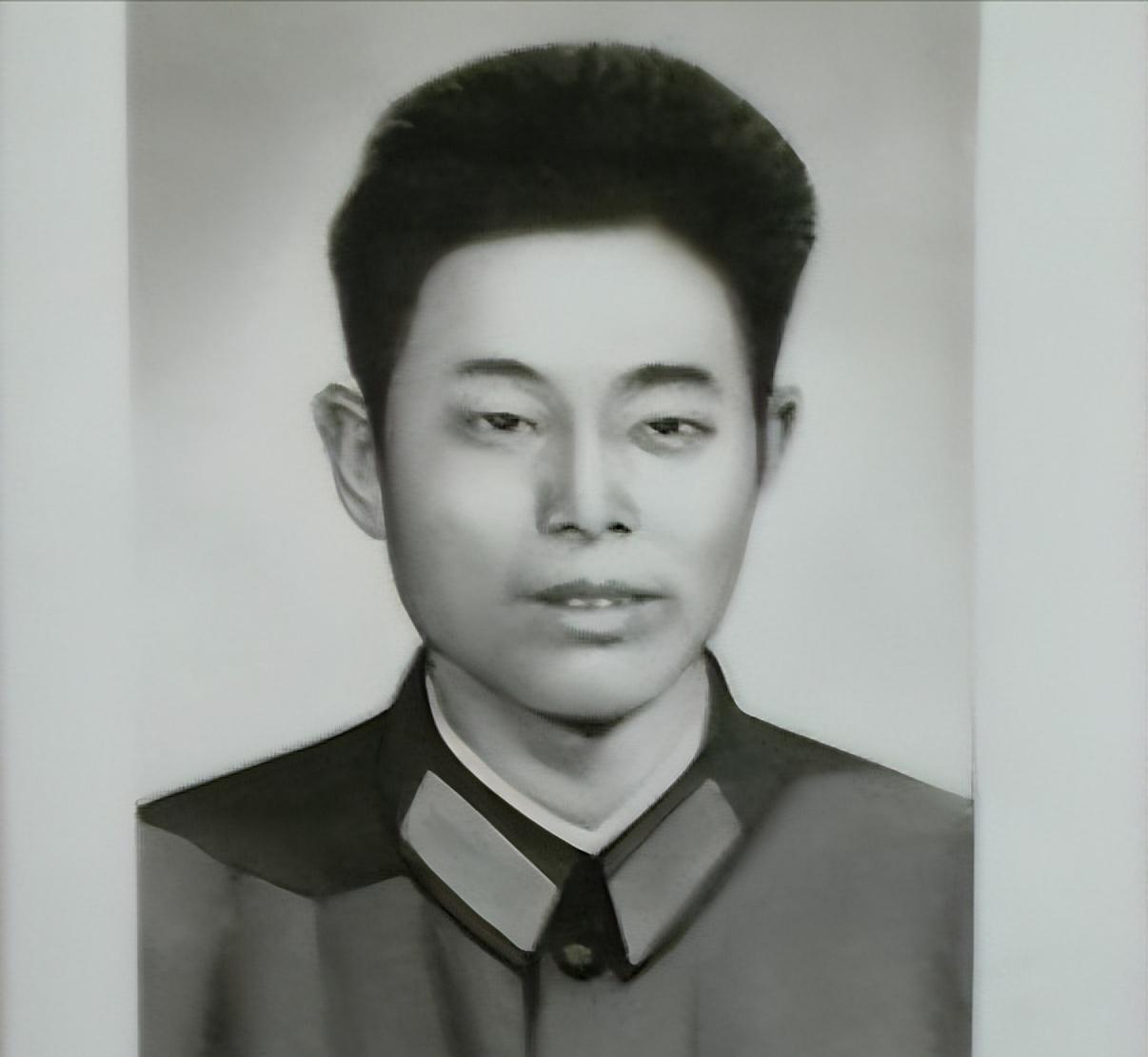 上世纪60年代的一天，一群人在北方某地的广场上席地而坐，他们有着一个共同的身份，