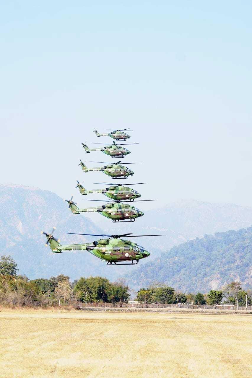 印度陆军航空兵直升机编队有点像要搞空中叠罗汉，这是要把陆上阅兵的摩托车叠罗汉搞到