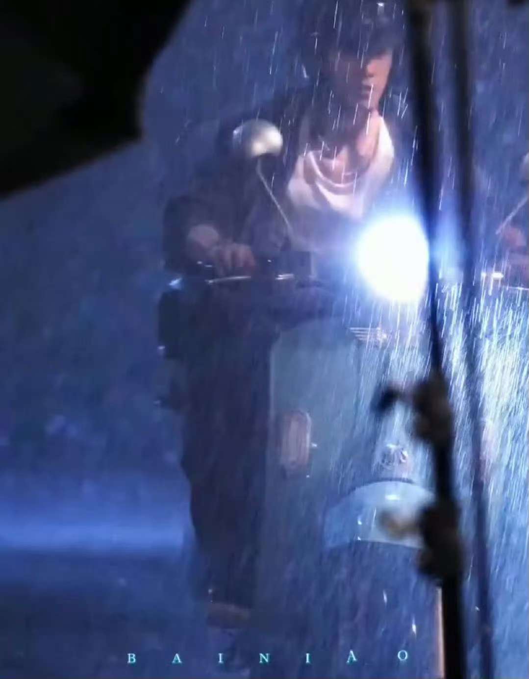 李昀锐淋雨骑车李昀锐淋雨骑车路透李昀锐淋雨骑车，哇塞，[爱你][爱你][爱你] 