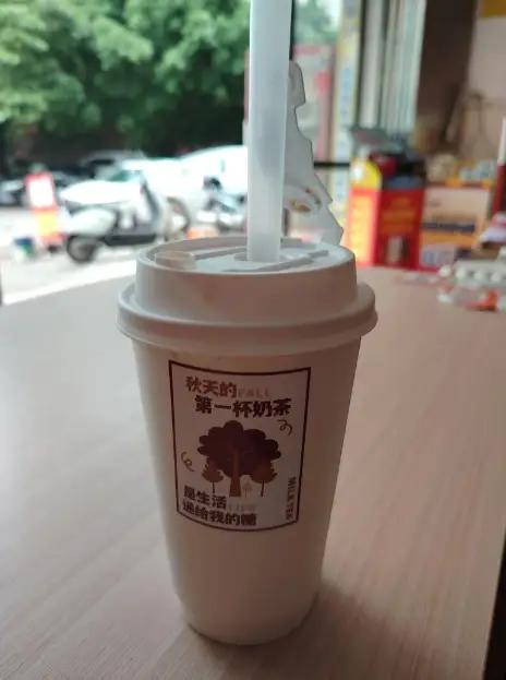所谓“秋天的第一杯奶茶”纯纯就是商业忽悠，专蒙喜欢仪式感的恋爱中的小姑娘。一杯饮