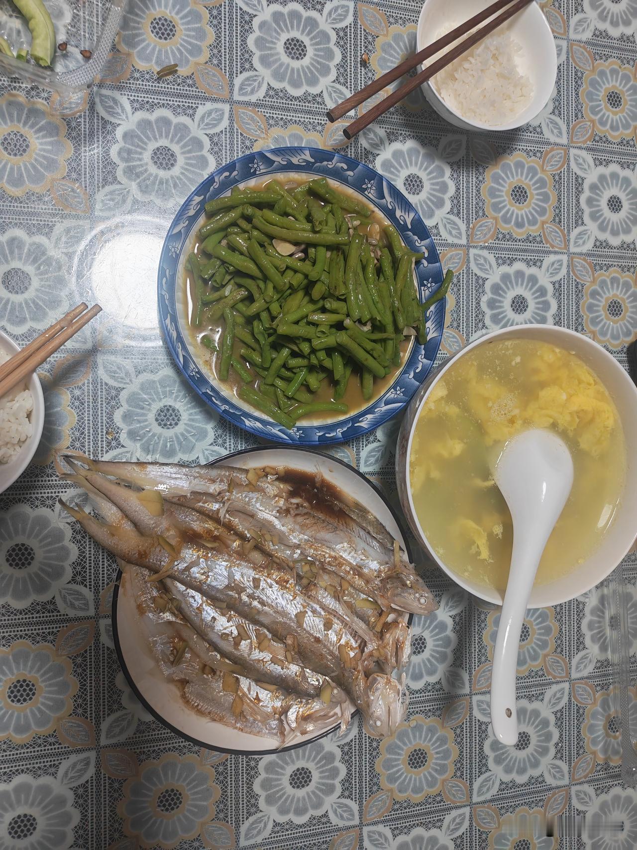 第一次在家里清蒸江刀，味道确实很鲜美，但是鱼刺实在太多了！脊背上自不待说，主刺之